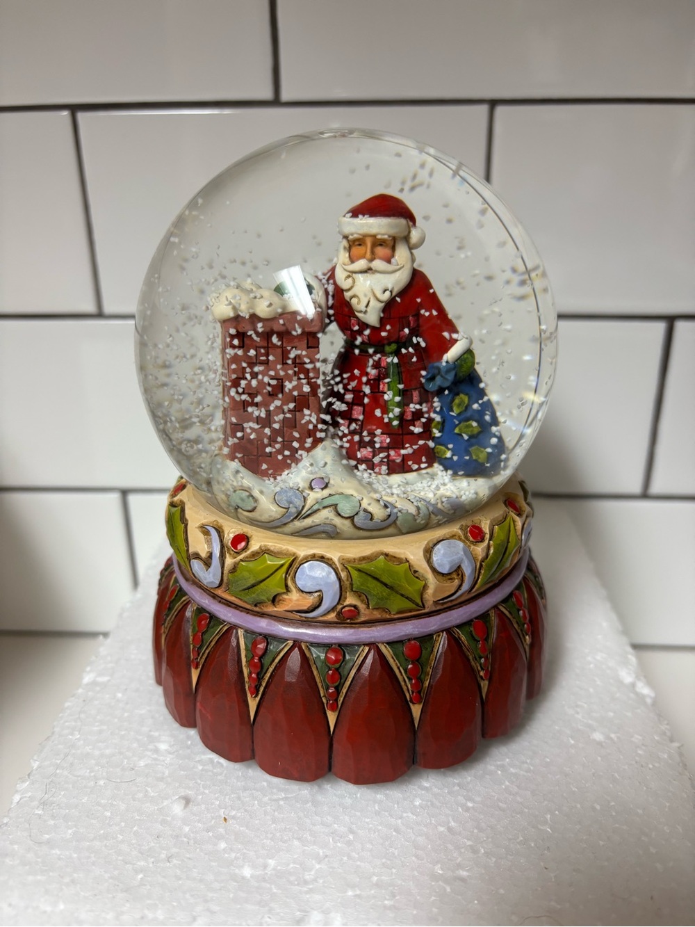 Jim Shore Over The Rooftops Santa/Sleigh Musical Waterball Snow Globe 2009
